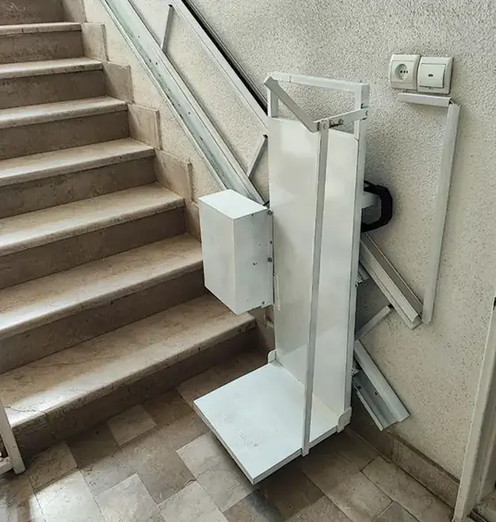 بالابر پله ایستاده آسارامش