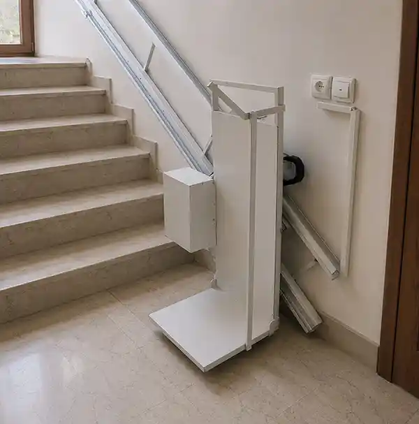 بالابر راه پله ایستاده
